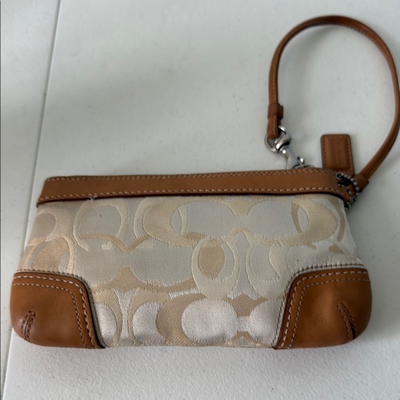*Coach Tan and Cream Wristlet with Hangtag - Picture 2 of 4